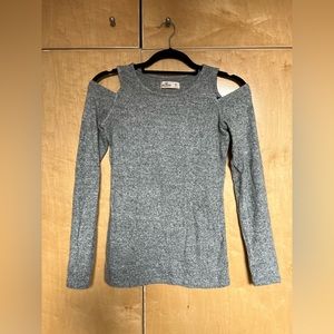 Gray Long Sleeve Top with Shoulder Cutout | Hollister | Size M